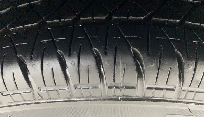 2014 Maruti Swift VXI, Petrol, Manual, 33,135 km, Left Rear Tyre Tread