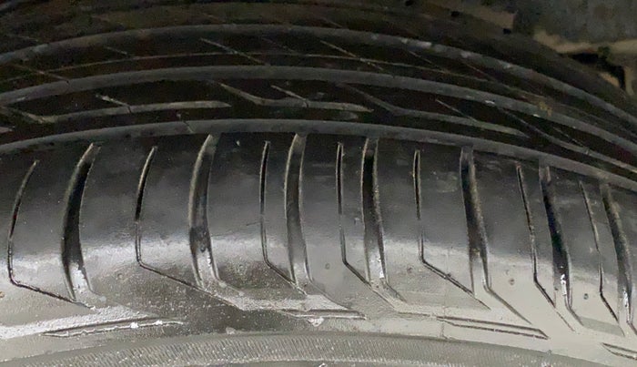 2016 Toyota Innova Crysta 2.7 ZX AT 7 STR, Petrol, Automatic, 1,05,130 km, Right Rear Tyre Tread