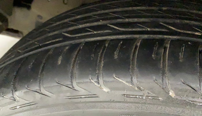 2016 Toyota Innova Crysta 2.7 ZX AT 7 STR, Petrol, Automatic, 1,05,130 km, Left Front Tyre Tread