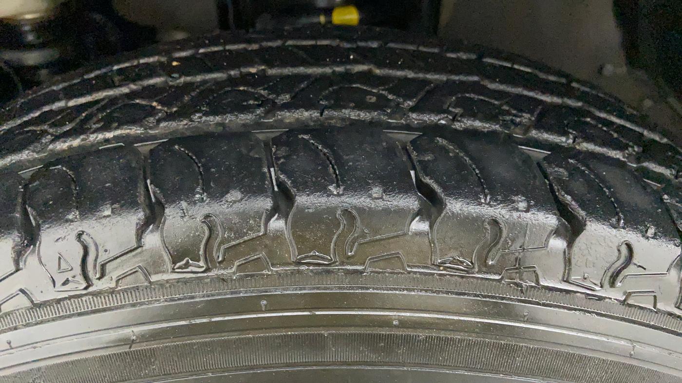 2017 Mahindra TUV300 T8, Diesel, Manual, 19,065 km, Left Front Tyre Tread