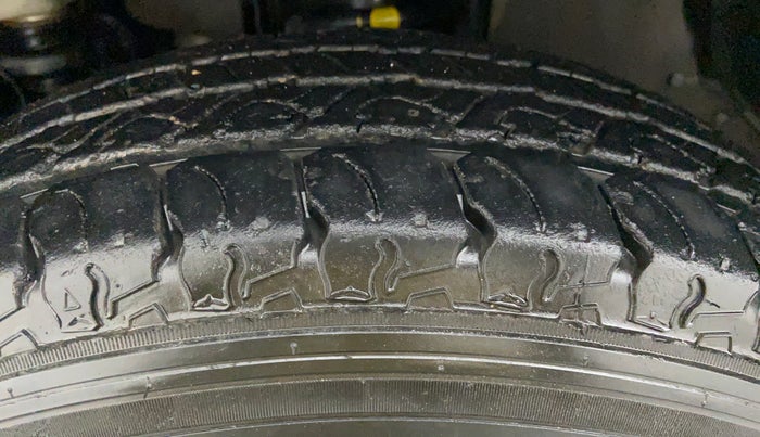 2017 Mahindra TUV300 T8, Diesel, Manual, 19,065 km, Left Front Tyre Tread