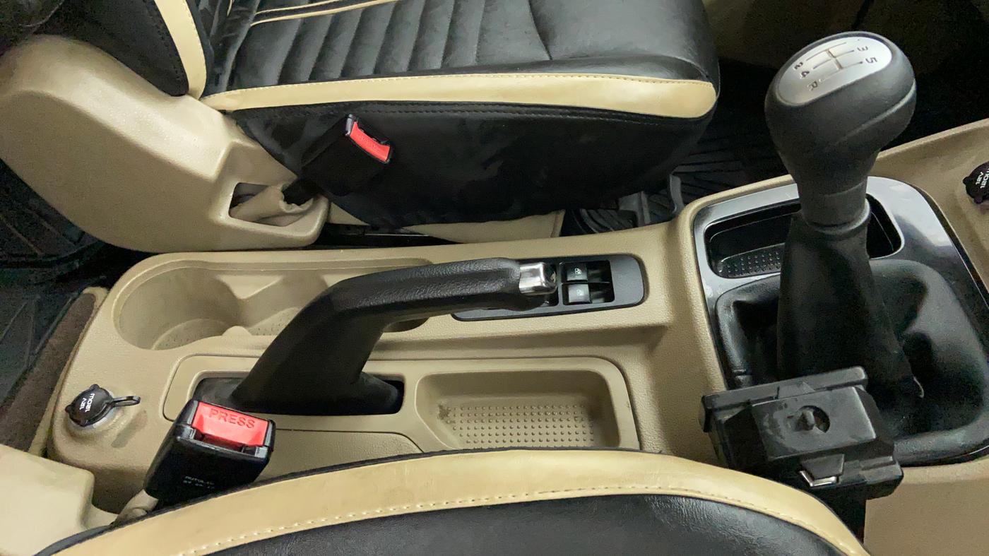 2017 Mahindra TUV300 T8, Diesel, Manual, 19,065 km, Gear Lever