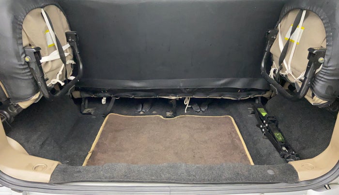2017 Mahindra TUV300 T8, Diesel, Manual, 19,065 km, Boot Inside