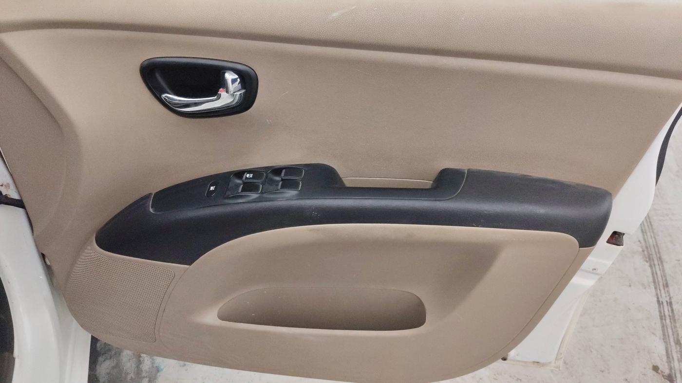 2014 Hyundai i10 SPORTZ 1.1, Petrol, Manual, 78,514 km, Driver Side Door Panels Control