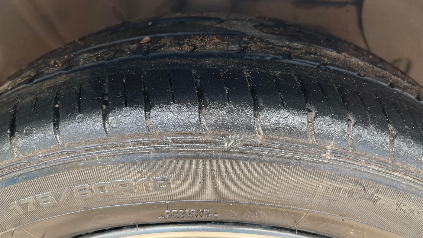 2020 Hyundai AURA SX 1.2 (O), Petrol, Manual, 1,02,808 km, Right Front Tyre Tread