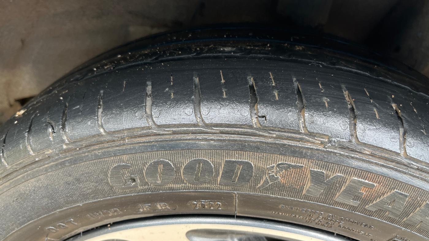 2020 Hyundai AURA SX 1.2 (O), Petrol, Manual, 1,02,808 km, Left Rear Tyre Tread