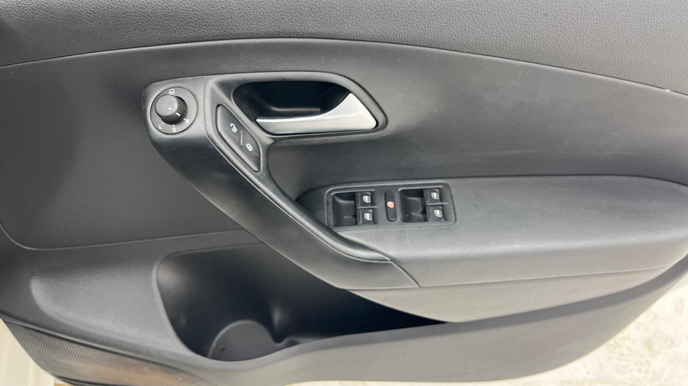 2018 Volkswagen Ameo HIGHLINE PLUS 1.5L AT 16 ALLOY, Diesel, Automatic, 69,838 km, Driver Side Door Panels Control