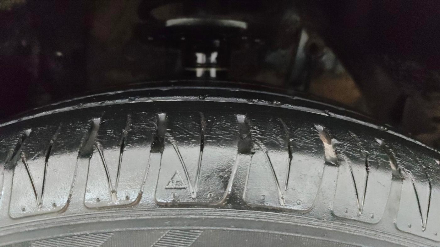 2020 Toyota URBAN CRUISER PREMIUM GRADE AT DUAL TONE, Petrol, Automatic, 42,176 km, Right Front Tyre Tread