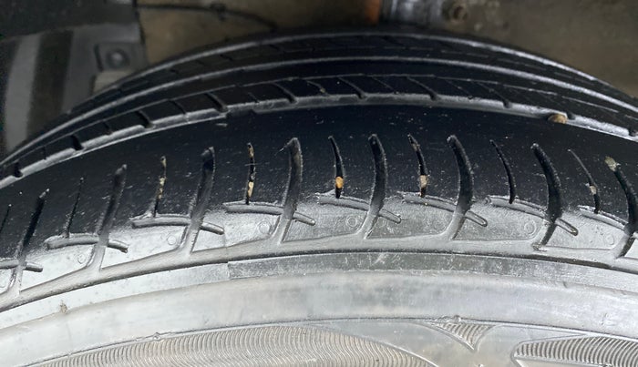2017 Maruti Ciaz ALPHA 1.4 VVT AMT, Petrol, Automatic, 80,667 km, Left Front Tyre Tread