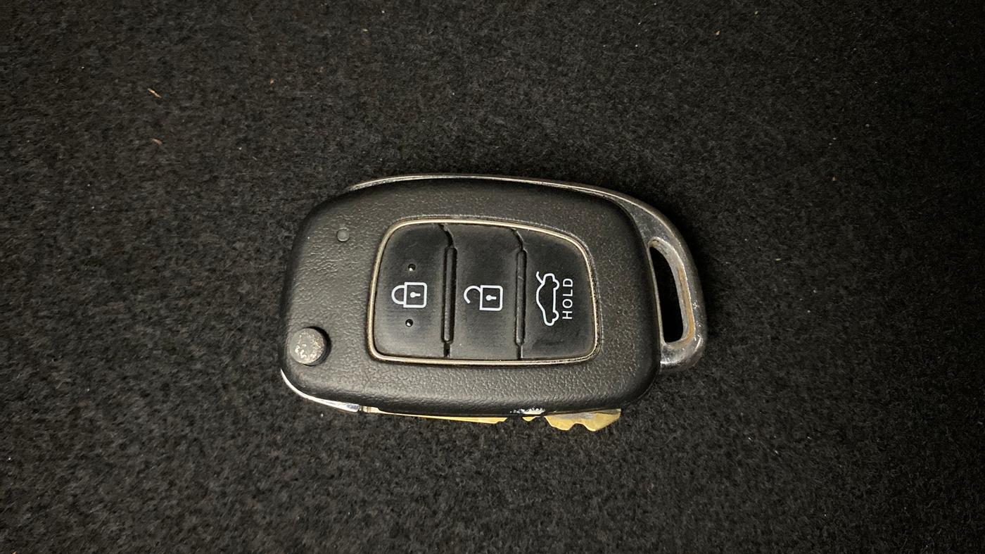 2022 Hyundai AURA S 1.2 CNG, CNG, Manual, 1,36,580 km, Key Close Up