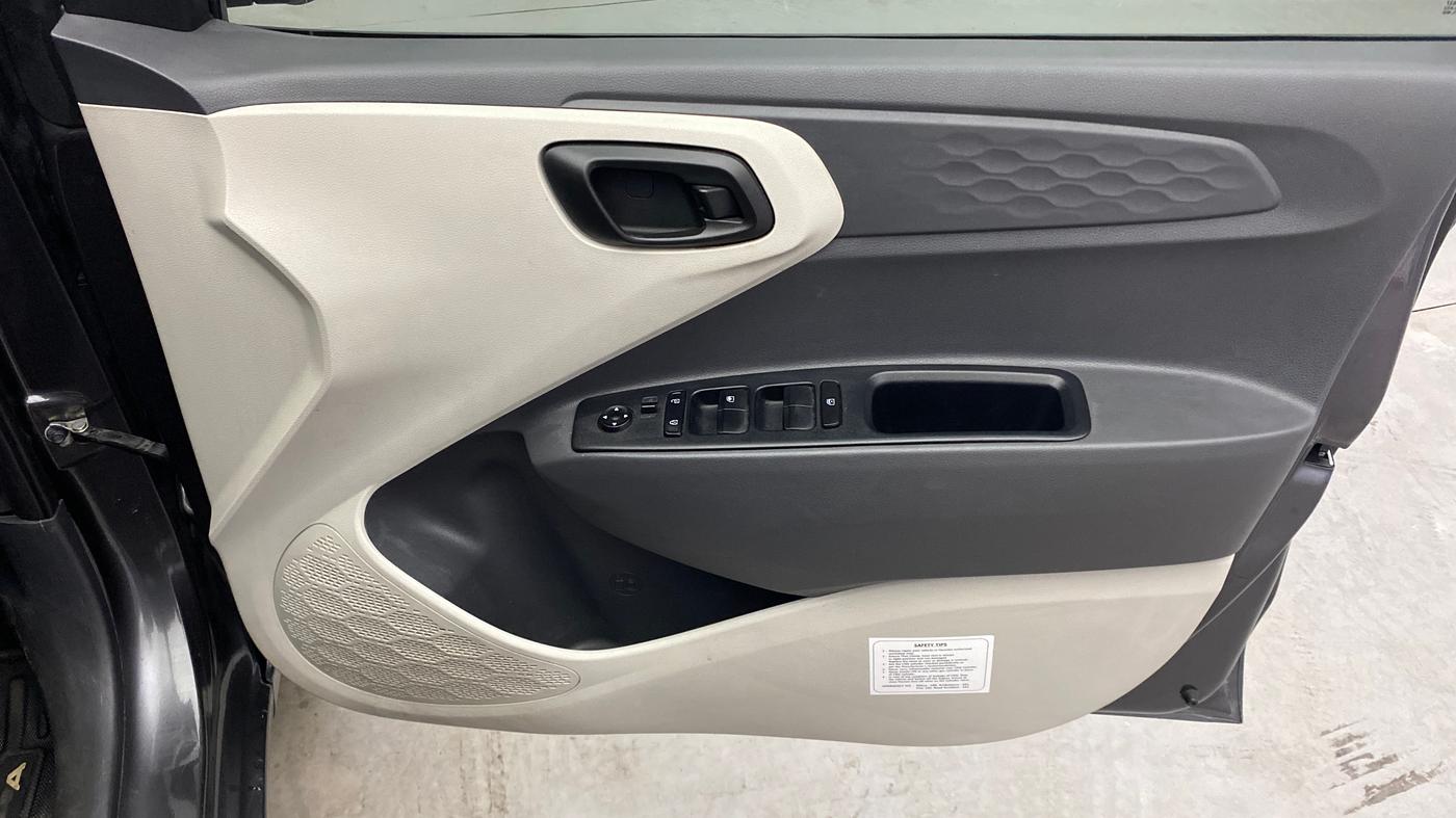2022 Hyundai AURA S 1.2 CNG, CNG, Manual, 1,36,580 km, Driver Side Door Panels Control