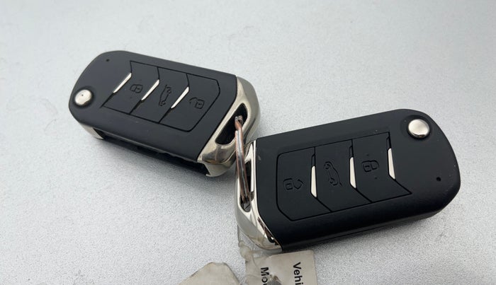 2022 Mahindra XUV700 AX 5 D AT 7 STR, Diesel, Automatic, 65,725 km, Key Close Up