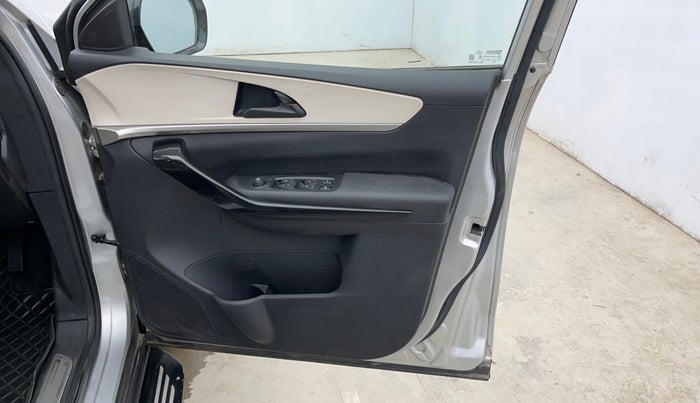 2022 Mahindra XUV700 AX 5 D AT 7 STR, Diesel, Automatic, 65,725 km, Driver Side Door Panels Control