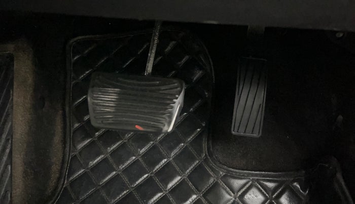 2022 Mahindra XUV700 AX 5 D AT 7 STR, Diesel, Automatic, 65,725 km, Pedals