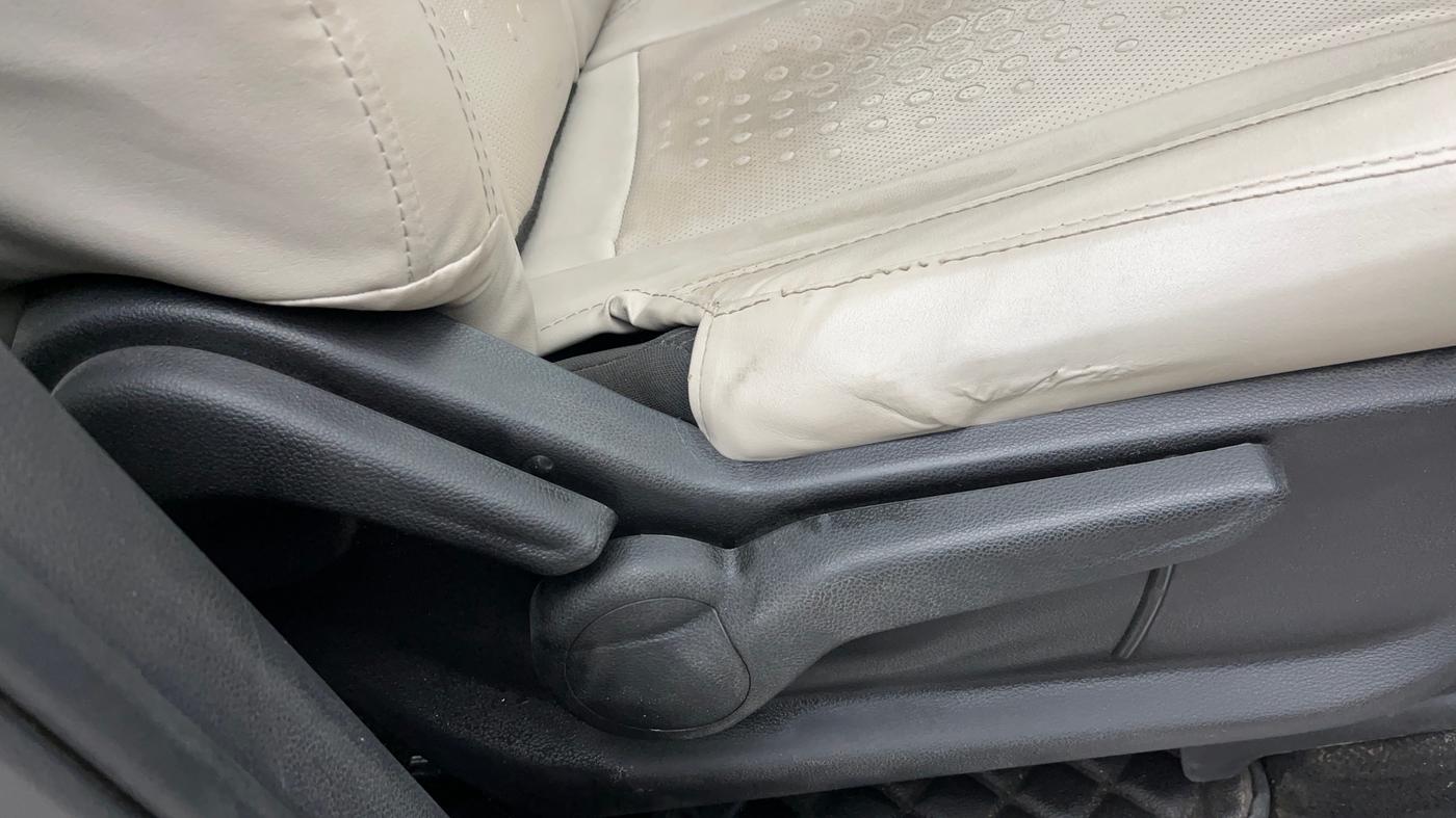 2022 Mahindra XUV700 AX 5 D AT 7 STR, Diesel, Automatic, 65,725 km, Driver Side Adjustment Panel