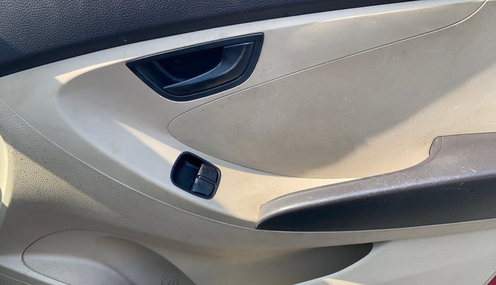 2014 Hyundai Eon 1.0 MAGNA +, Petrol, Manual, 24,021 km, Driver Side Door Panels Control