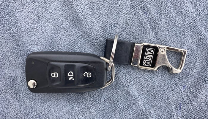 2019 Tata Tiago XT 1.2 REVOTRON, CNG, Manual, 22,263 km, Key Close Up