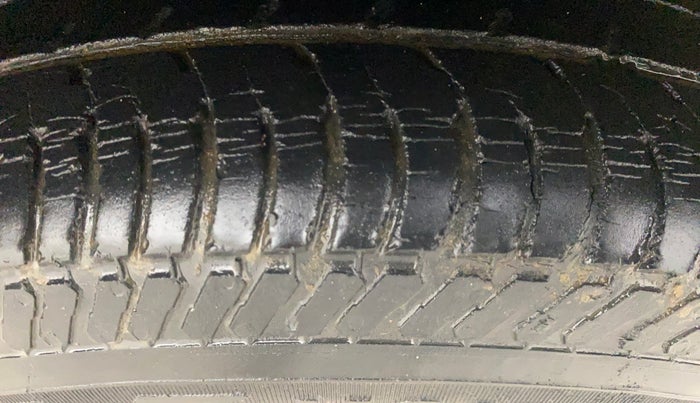 2016 Maruti Swift VXI O, Petrol, Manual, 58,602 km, Right Front Tyre Tread