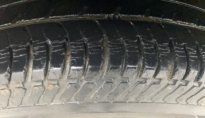 2016 Maruti Swift VXI O, Petrol, Manual, 58,602 km, Left Front Tyre Tread
