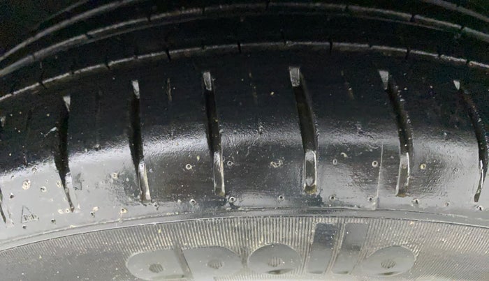2021 Maruti Baleno ZETA PETROL 1.2, Petrol, Manual, 34,377 km, Right Front Tyre Tread