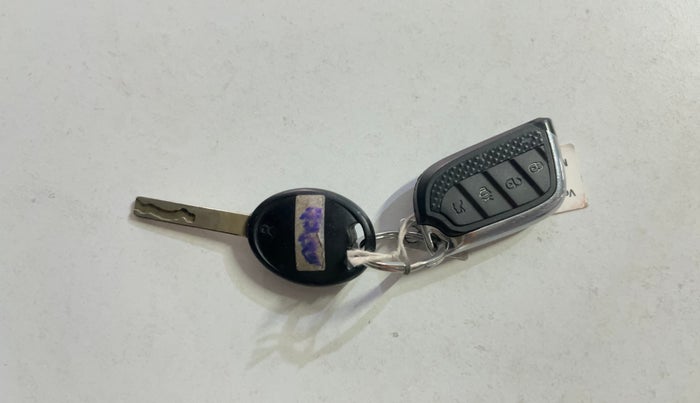 2021 Tata ALTROZ XE PETROL, Petrol, Manual, 70,238 km, Key Close Up