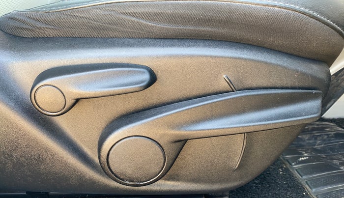 2017 Jeep Compass LIMITED 1.4 PETROL AT, Petrol, Automatic, 73,279 km, Driver Side Adjustment Panel