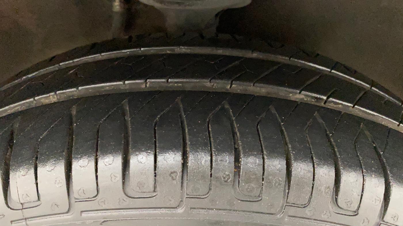 2015 Maruti Alto K10 VXI, Petrol, Manual, 67,181 km, Right Front Tyre Tread