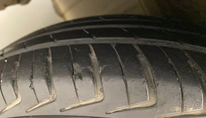 2011 Hyundai i10 SPORTZ 1.2 AT, Petrol, Automatic, 79,363 km, Left Front Tyre Tread