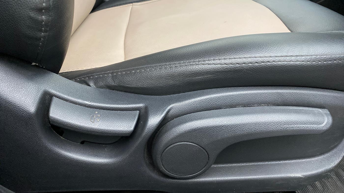 2016 Hyundai Elite i20 SPORTZ 1.2, Petrol, Manual, 19,984 km, Driver Side Adjustment Panel