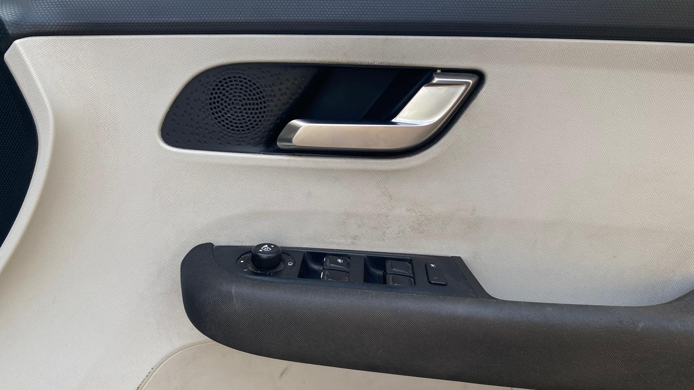 2022 Tata ALTROZ XZ PETROL, Petrol, Manual, 1,12,165 km, Driver Side Door Panels Control