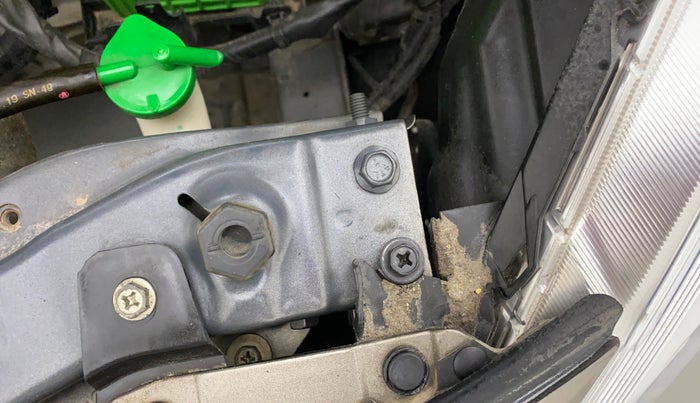 2019 Maruti Dzire VXI, Petrol, Manual, 30,068 km, Left headlight - Clamp has minor damage