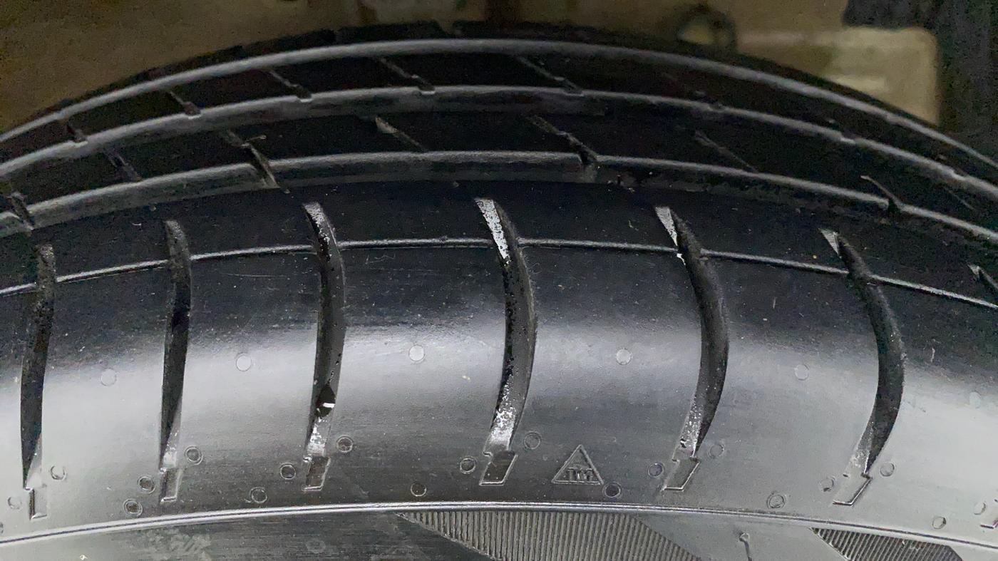 2017 Maruti Swift VXI D, Petrol, Manual, 48,330 km, Right Front Tyre Tread