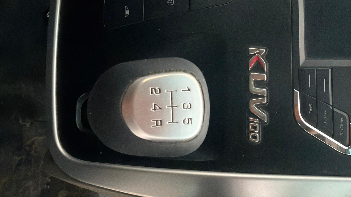 2017 Mahindra Kuv100 K8 6 STR, Petrol, Manual, 47,077 km, Gear Lever