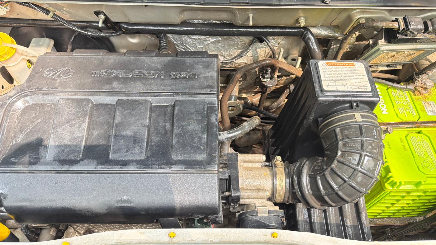 2017 Mahindra Kuv100 K8 6 STR, Petrol, Manual, 47,077 km, Engine View