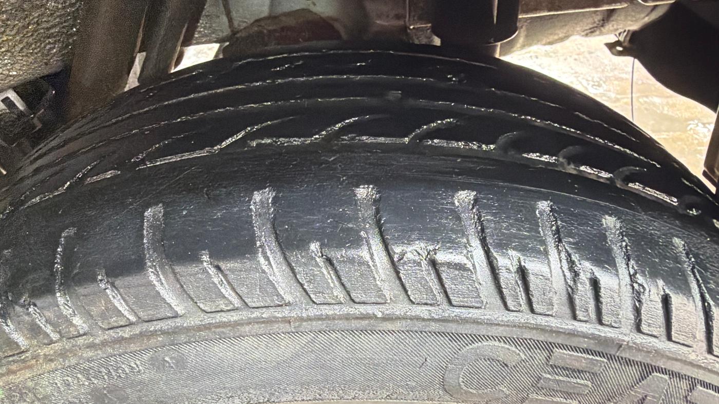 2017 Mahindra Kuv100 K8 6 STR, Petrol, Manual, 47,077 km, Left Rear Tyre Tread