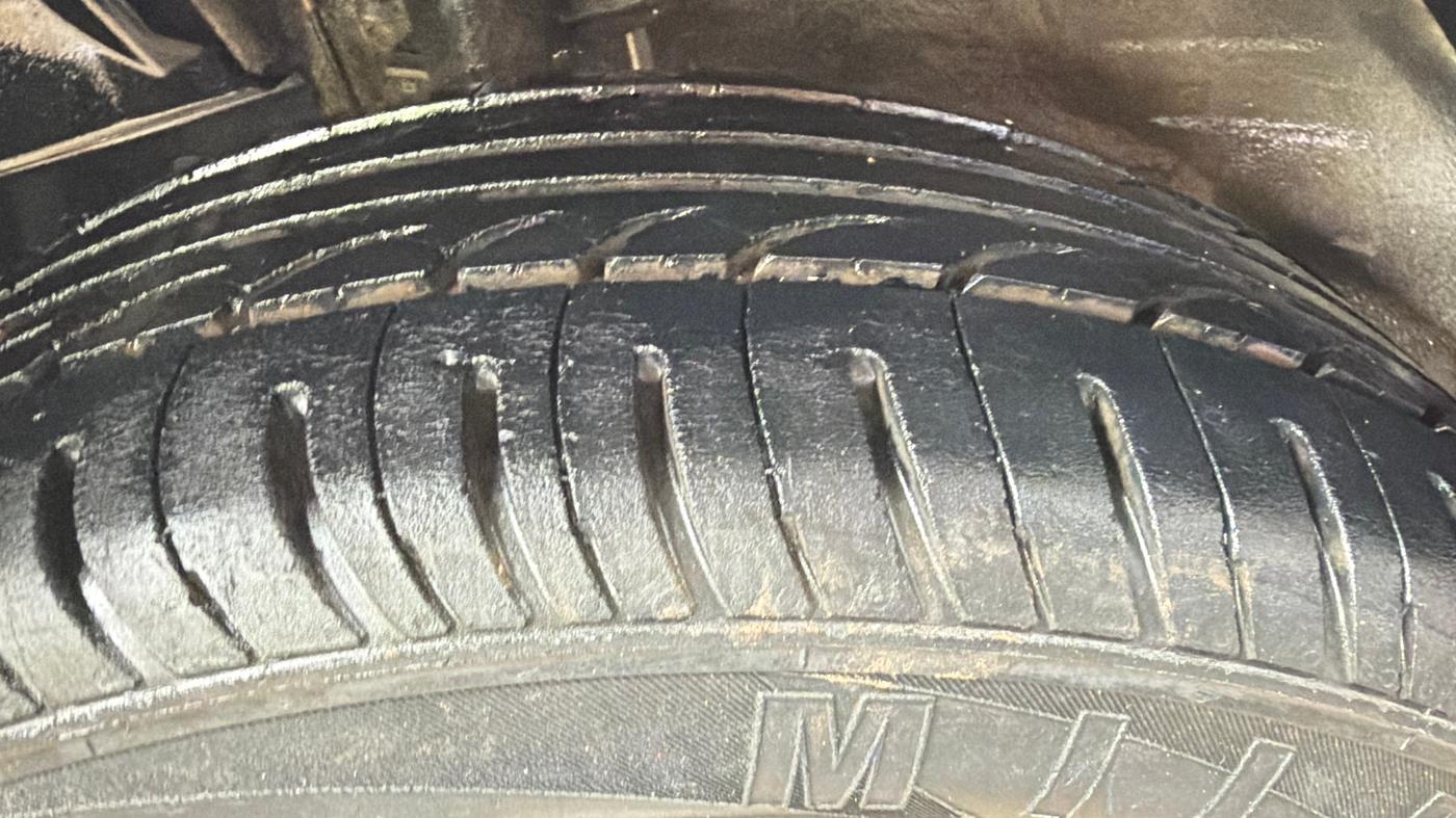 2017 Mahindra Kuv100 K8 6 STR, Petrol, Manual, 47,077 km, Left Front Tyre Tread