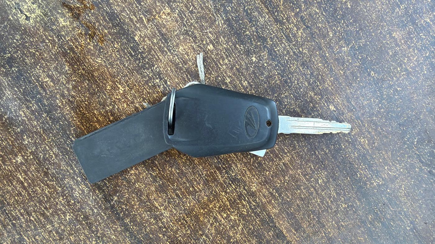 2017 Mahindra Kuv100 K8 6 STR, Petrol, Manual, 47,077 km, Key Close Up