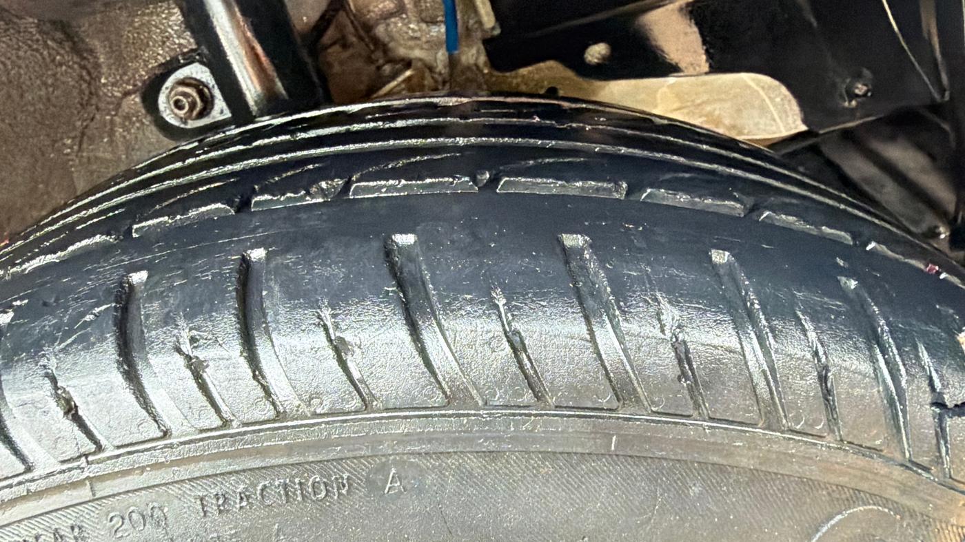 2017 Mahindra Kuv100 K8 6 STR, Petrol, Manual, 47,077 km, Right Front Tyre Tread