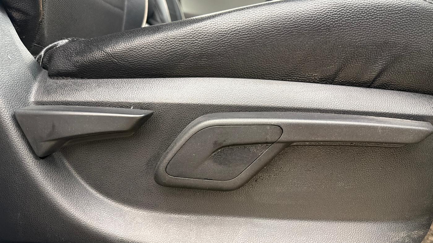 2017 Mahindra Kuv100 K8 6 STR, Petrol, Manual, 47,077 km, Driver Side Adjustment Panel