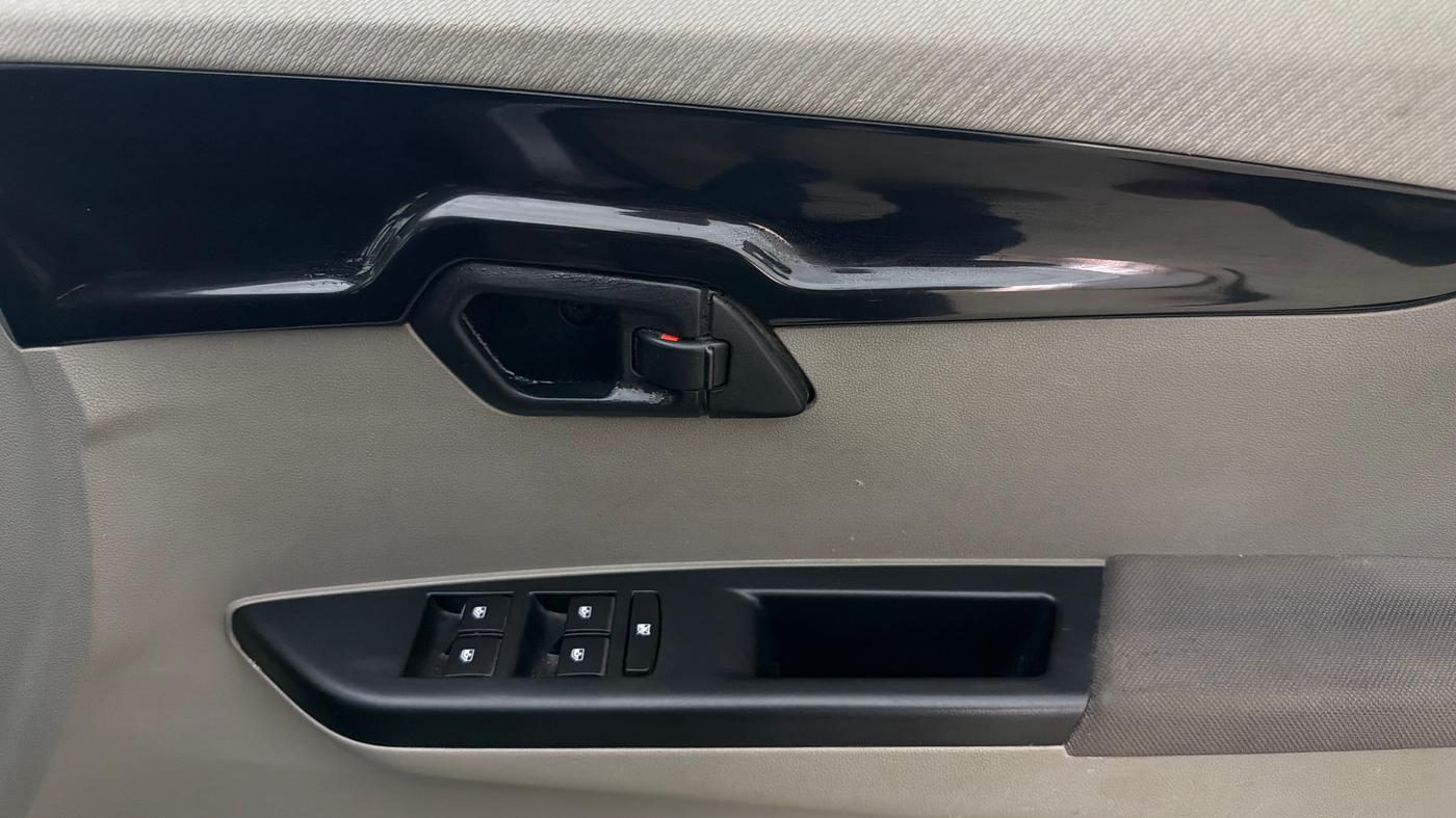 2017 Mahindra Kuv100 K8 6 STR, Petrol, Manual, 47,077 km, Driver Side Door Panels Control