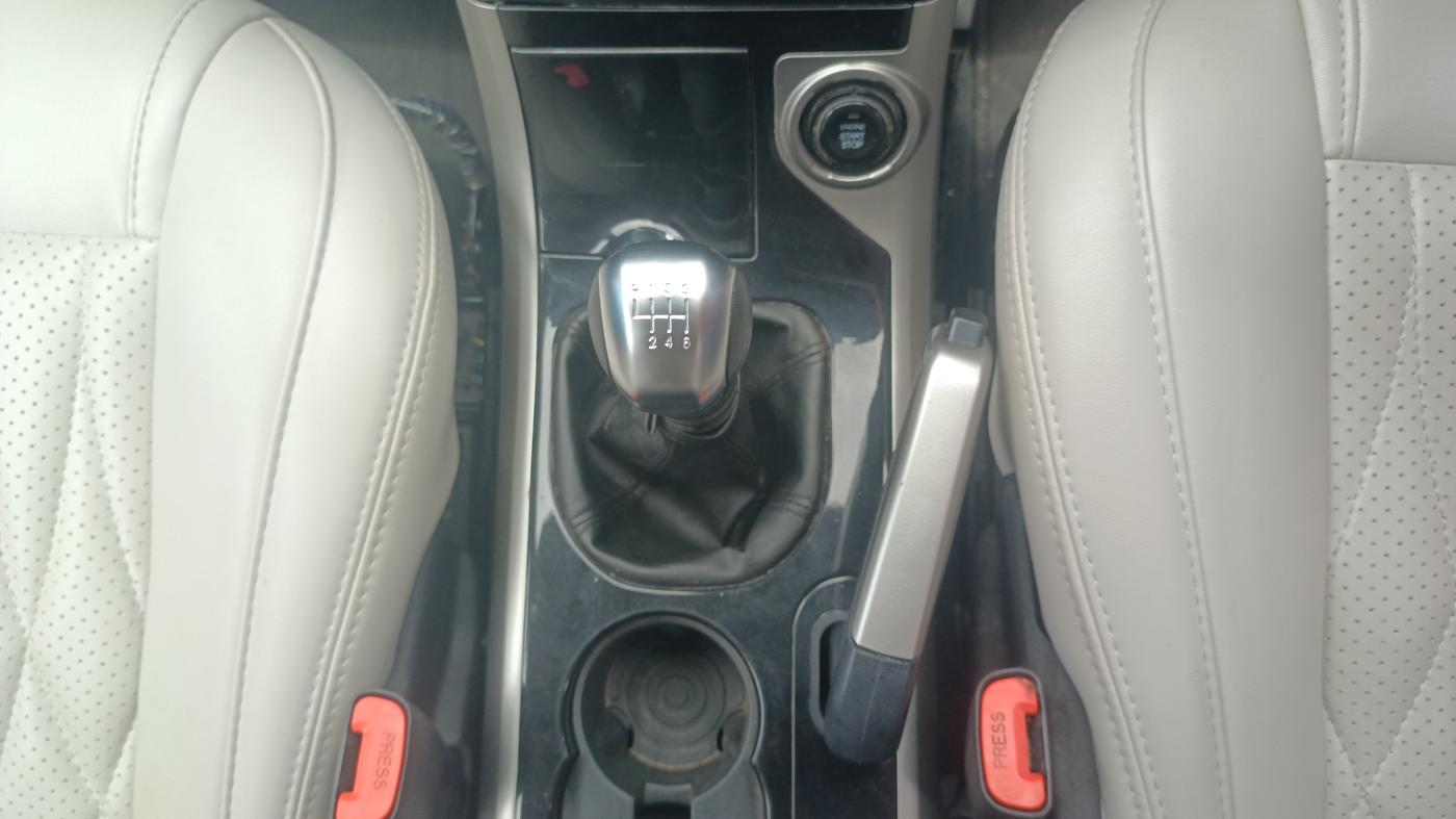 2019 Mahindra XUV500 W9, Diesel, Manual, 1,21,839 km, Gear Lever