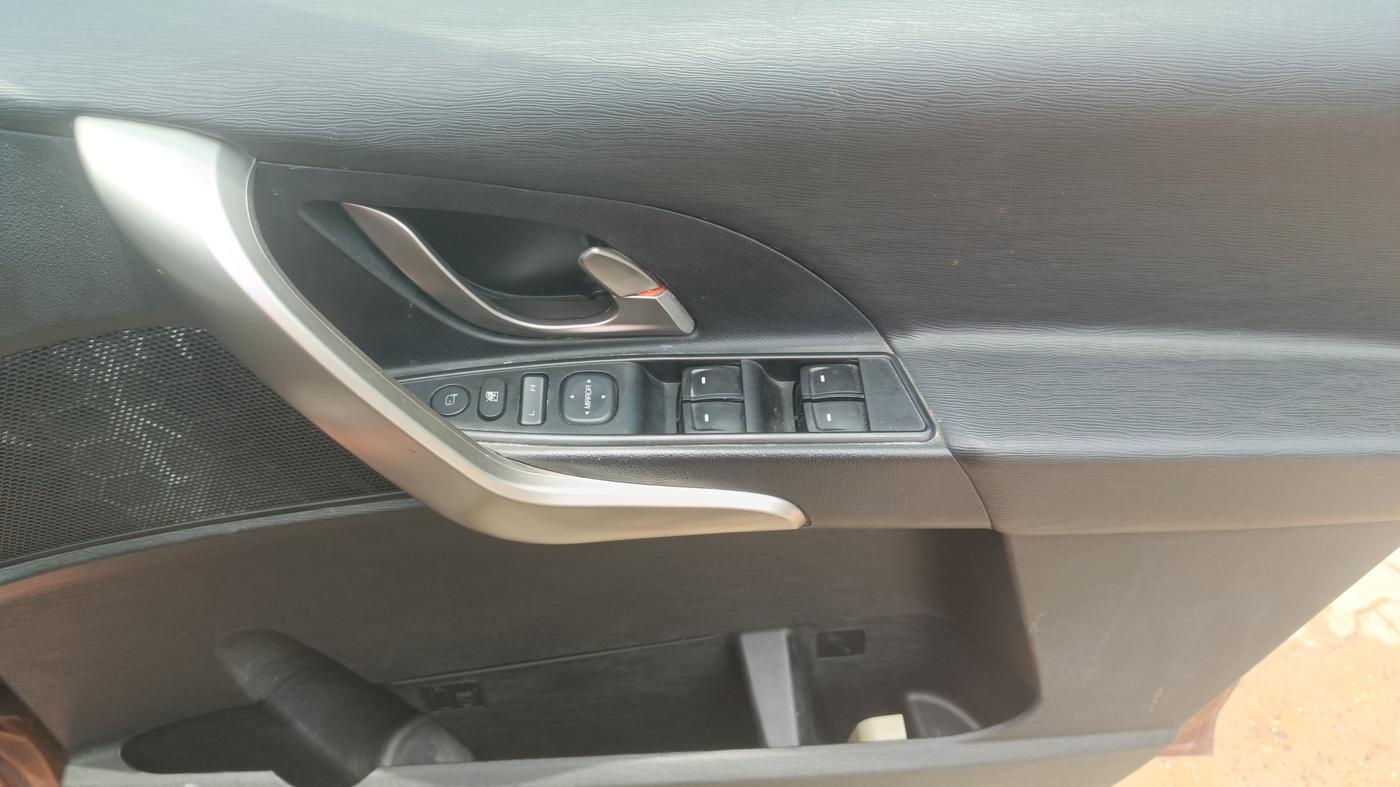 2019 Mahindra XUV500 W9, Diesel, Manual, 1,21,839 km, Driver Side Door Panels Control