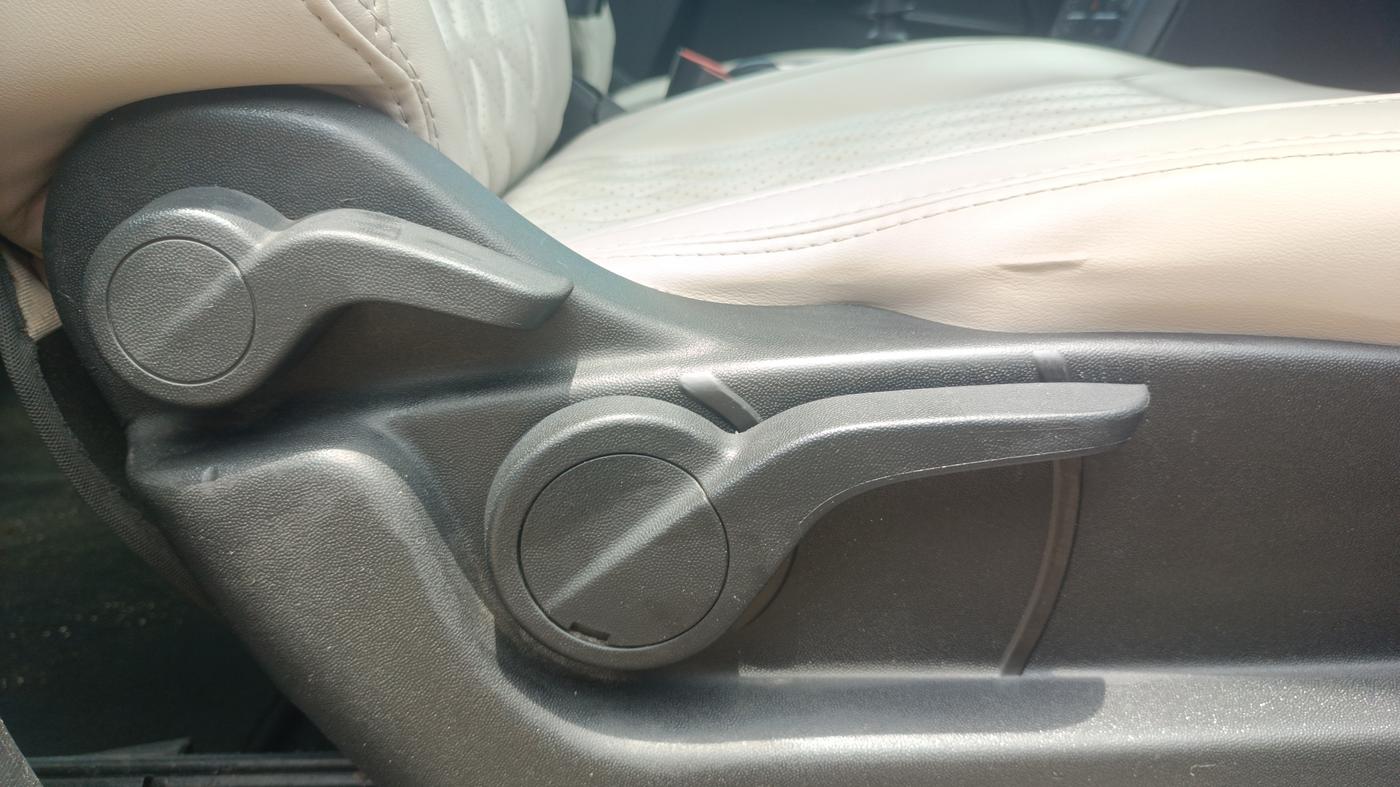 2019 Mahindra XUV500 W9, Diesel, Manual, 1,21,839 km, Driver Side Adjustment Panel
