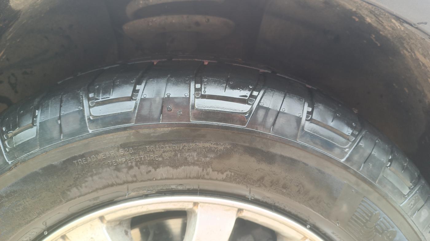 2019 Mahindra XUV500 W9, Diesel, Manual, 1,21,839 km, Right Front Tyre Tread