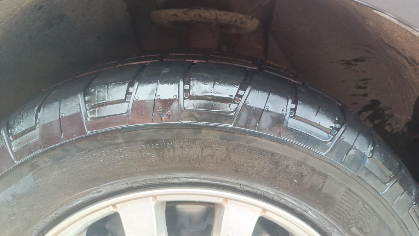 2019 Mahindra XUV500 W9, Diesel, Manual, 1,21,839 km, Left Front Tyre Tread