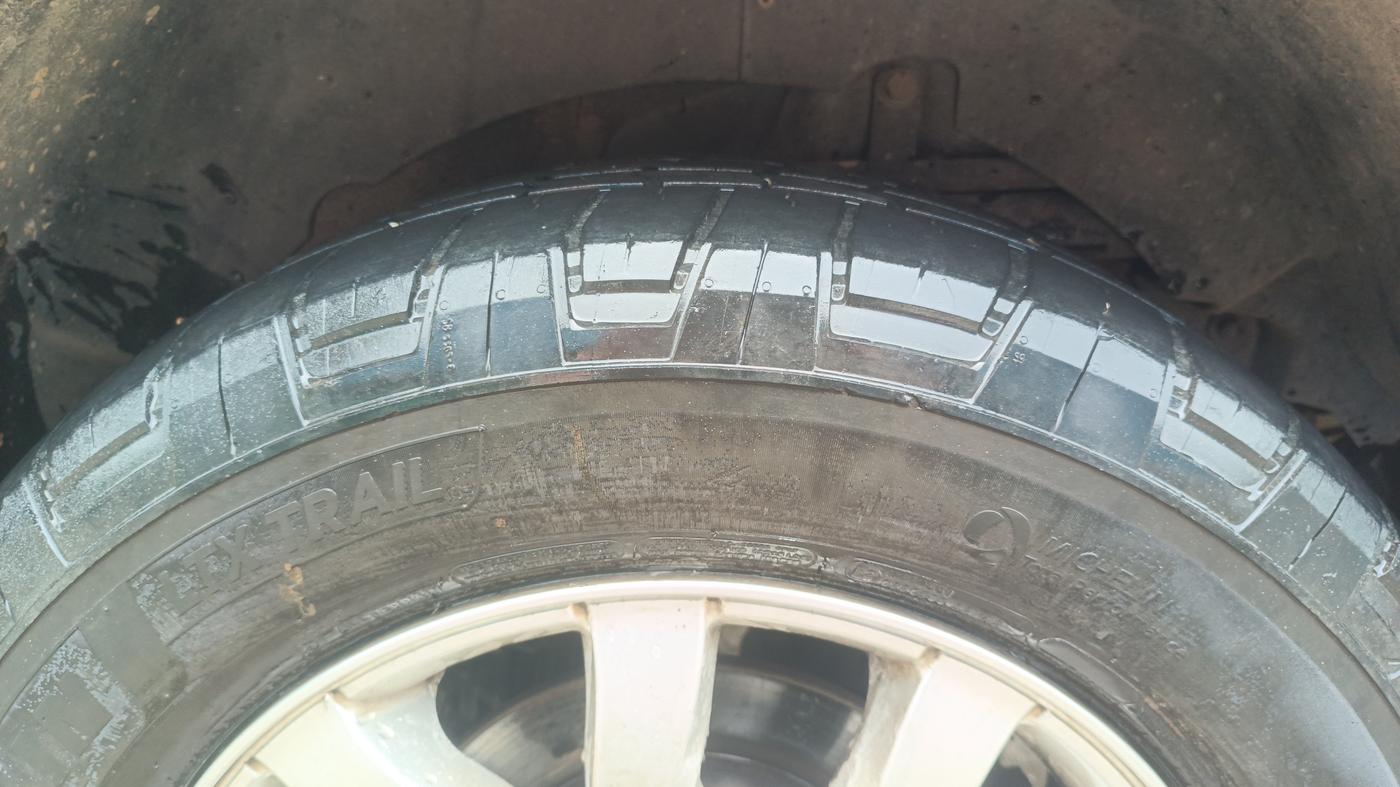 2019 Mahindra XUV500 W9, Diesel, Manual, 1,21,839 km, Left Rear Tyre Tread