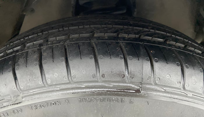 2017 Toyota Innova Crysta 2.7 ZX AT 7 STR, Petrol, Automatic, 85,231 km, Right Front Tyre Tread