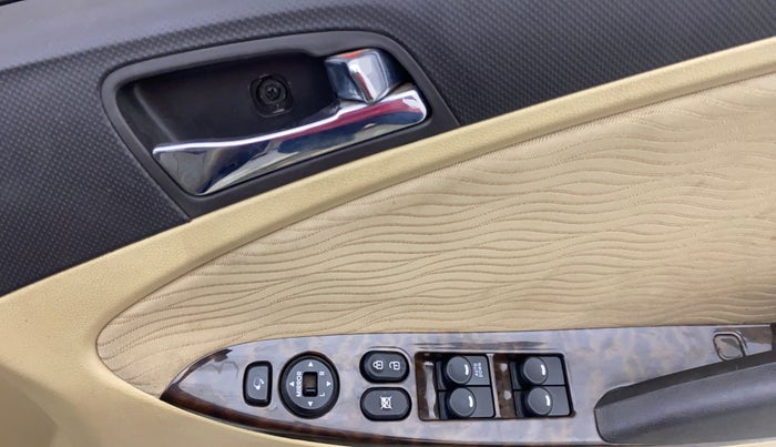 2014 Hyundai Verna FLUIDIC 1.6 CRDI SX, Diesel, Manual, 1,35,671 km, Driver Side Door Panels Control