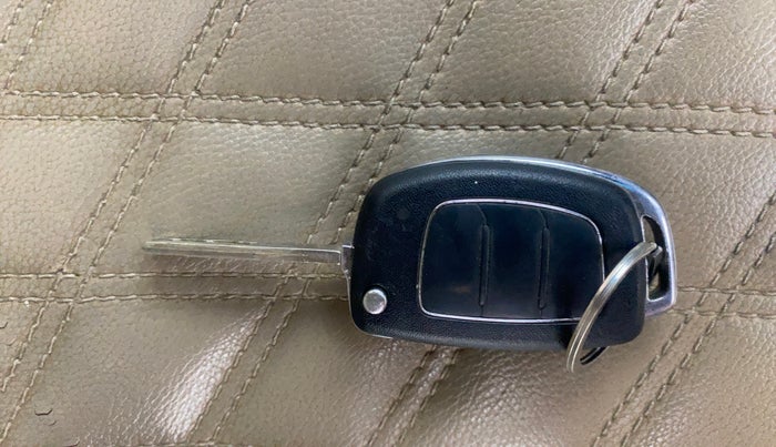 2014 Hyundai Verna FLUIDIC 1.6 CRDI SX, Diesel, Manual, 1,35,671 km, Key Close Up