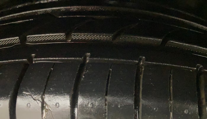 2014 Hyundai Verna FLUIDIC 1.6 CRDI SX, Diesel, Manual, 1,35,671 km, Left Front Tyre Tread